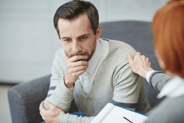 доктор разговаривает с паициентом